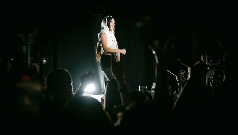 Actuación de la cantante Judeline en vivo durante su concierto en Gran Canaria
